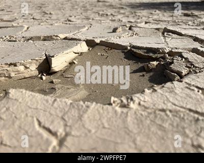 La boue séchée et fissurée des dunes de sable Mesquite Flat dans la vallée de la mort Banque D'Images