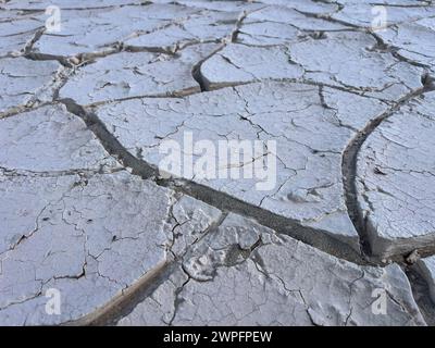 La boue séchée et fissurée des dunes de sable Mesquite Flat dans la vallée de la mort Banque D'Images