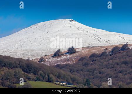 Maison au pied de la montagne du pain de sucre en hiver, pays de Galles, Royaume-Uni Banque D'Images