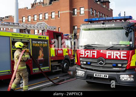 Les services d'urgence sur les lieux suite à un incendie au poste de police Forest Gate sur Romford Road. Mercredi, 30 pompiers et plus de 175 pompiers se sont attaqués à l'incendie. Les services d'urgence ont été appelés juste après 16h15 et les pompiers de Stratford, Leytonstone, Plaistow et les casernes de pompiers environnants ont tous assisté. Le toit de la station a été complètement détruit par l'incendie, que les équipages avaient sous contrôle peu après 23 heures, a déclaré la London Fire Brigade (LFB). Date de la photo : jeudi 7 mars 2024. Banque D'Images