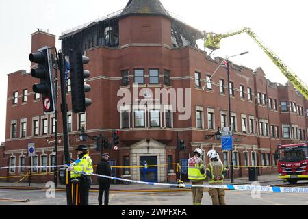 Les services d'urgence sur les lieux suite à un incendie au poste de police Forest Gate sur Romford Road. Mercredi, 30 pompiers et plus de 175 pompiers se sont attaqués à l'incendie. Les services d'urgence ont été appelés juste après 16h15 et les pompiers de Stratford, Leytonstone, Plaistow et les casernes de pompiers environnants ont tous assisté. Le toit de la station a été complètement détruit par l'incendie, que les équipages avaient sous contrôle peu après 23 heures, a déclaré la London Fire Brigade (LFB). Date de la photo : jeudi 7 mars 2024. Banque D'Images