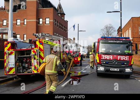 Les services d'urgence sur les lieux suite à un incendie au poste de police Forest Gate sur Romford Road. Mercredi, 30 pompiers et plus de 175 pompiers se sont attaqués à l'incendie. Les services d'urgence ont été appelés juste après 16h15 et les pompiers de Stratford, Leytonstone, Plaistow et les casernes de pompiers environnants ont tous assisté. Le toit de la station a été complètement détruit par l'incendie, que les équipages avaient sous contrôle peu après 23 heures, a déclaré la London Fire Brigade (LFB). Date de la photo : jeudi 7 mars 2024. Banque D'Images