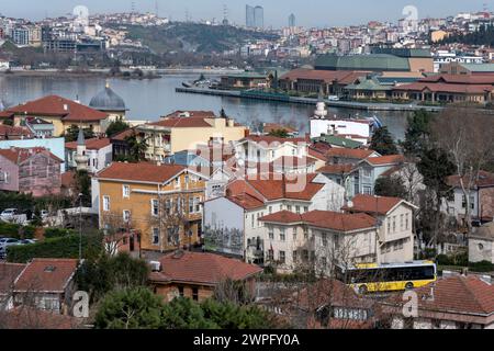 Vieilles maisons en bois dans le quartier Eyup Sultan d'Istanbul, Turquie Banque D'Images