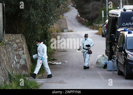 Sur la photo les carabiniers et l'unité RIS au travail dans la maison des horreurs Banque D'Images