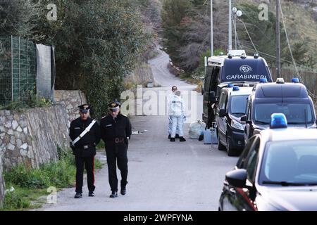 Sur la photo les carabiniers et l'unité RIS au travail dans la maison des horreurs Banque D'Images