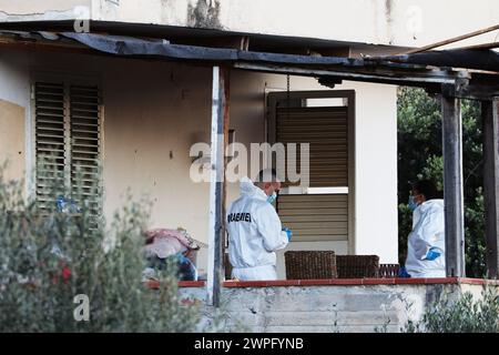Sur la photo les carabiniers et l'unité RIS au travail dans la maison des horreurs Banque D'Images