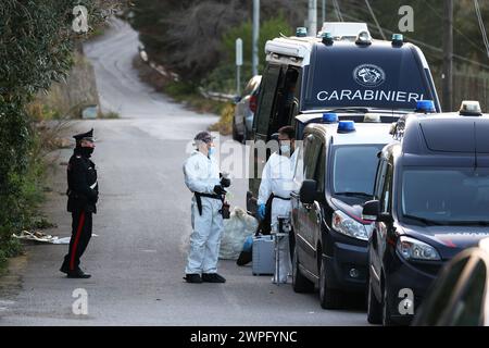Sur la photo les carabiniers et l'unité RIS au travail dans la maison des horreurs Banque D'Images