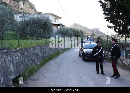 Sur la photo les carabiniers et l'unité RIS au travail dans la maison des horreurs Banque D'Images