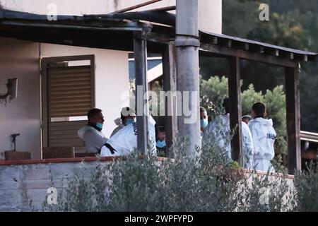 Sur la photo les carabiniers et l'unité RIS au travail dans la maison des horreurs Banque D'Images
