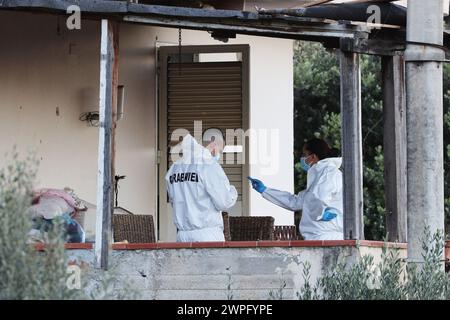 Sur la photo les carabiniers et l'unité RIS au travail dans la maison des horreurs Banque D'Images