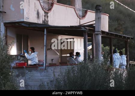 Sur la photo les carabiniers et l'unité RIS au travail dans la maison des horreurs Banque D'Images