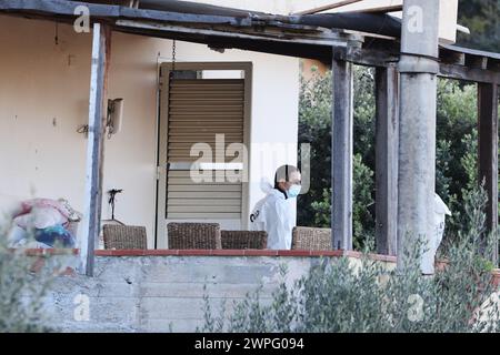 Sur la photo les carabiniers et l'unité RIS au travail dans la maison des horreurs Banque D'Images