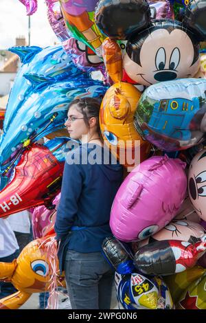 Un vendeur de ballons à Whitby Banque D'Images