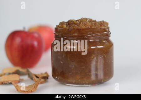 Délicieuse confiture de pommes maison dans un pot en verre. Conserves de fruits frais, saveurs d'automne, tartinade bio, condiment sucré. Parfait pour le petit déjeuner, toast, desser Banque D'Images