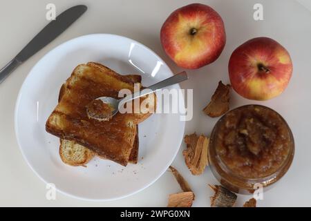 Confiture de pommes maison tartinée sur pain grillé. Conserves de fruits frais, saveurs d'automne, tartinade bio, condiment sucré. Parfait pour le petit déjeuner, pain grillé, dessert Banque D'Images