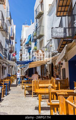 Les gens mangent et boivent dans un café à Peniscola, Espagne Banque D'Images