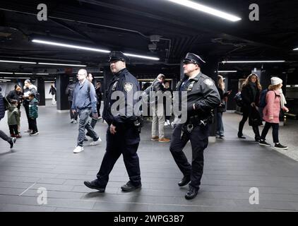New York, États-Unis. 06 mars 2024. Des policiers du NYPD patrouillent le métro à Grand Central Station le jeudi 7 mars 2024 à New York. À la suite de récents incidents violents dans le métro de New York, le gouverneur Kathy Hochul a annoncé un nouveau plan qui inclut l'arrivée de centaines de soldats de la Garde nationale et l'ajout de nouvelles caméras de sécurité. Photo de John Angelillo/UPI crédit : UPI/Alamy Live News Banque D'Images