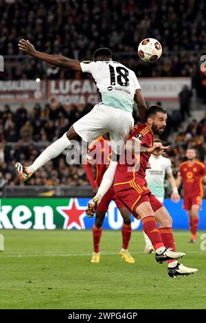 Rome, Italie. 07 mars 2024. Danny Welbeck du Brighton FC et Leonardo Spinazzola de L'AS Roma s'affrontent pour le ballon lors du match de football de l'Europa League entre L'AS Roma et L'AS Roma v Brighton & Hove Albion FC, Europa League, Football au stade Olimpico à Rome (Italie), le 7 mars 2024. Crédit : Insidefoto di andrea staccioli/Alamy Live News Banque D'Images