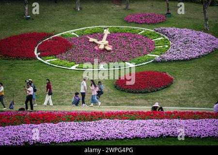 GUANGZHOU, CHINE - 22 février 2024 : des fleurs peuvent être vues fleurir tout au long de l'année à Guangzhou, ce qui a donné lieu à son surnom de «ville de f Banque D'Images