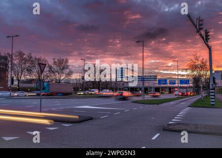 Lever de soleil couleur matin près des rues et des ponts à Sloterdijk Amsterdam 03 04 2024 Banque D'Images