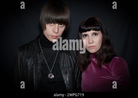 Jeune couple portant des vêtements vintage des années 60 et coiffure à la discothèque à Londres, Angleterre Banque D'Images