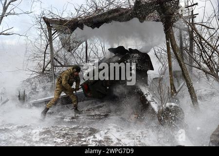 Kupyansk, oblast de Kharkiv, Ukraine. 27 novembre 2023. La neige couvre le sol alors qu'un soldat ukrainien tire un obusier d-20 sur les forces russes. Les assauts russes se poursuivent malgré le début de l'hiver en Ukraine. (Crédit image : © Madeleine Kelly/ZUMA Press Wire) USAGE ÉDITORIAL SEULEMENT! Non destiné à UN USAGE commercial ! Banque D'Images