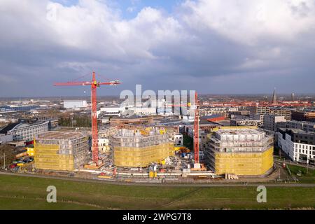 Vue aérienne du site de construction du complexe d'appartements résidentiels à la rivière IJssel dans l'ancienne zone industrielle néerlandaise Banque D'Images