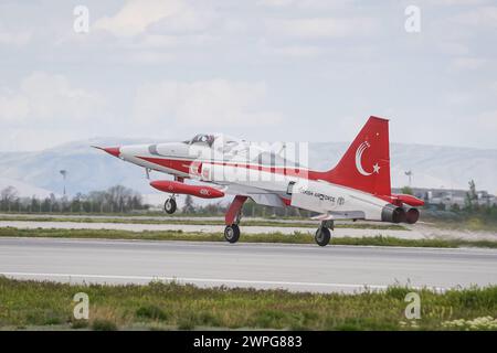 KONYA, TURKIYE - 09 MAI 2023 : décollage du Canadair NF-5a Freedom Fighter de l'aéroport de Konya pendant l'exercice Anatolian Eagle Air Force Banque D'Images