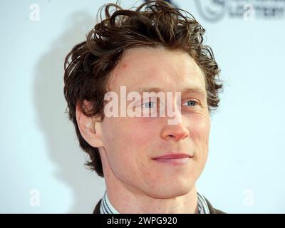 Glasgow, Écosse, Royaume-Uni. 7 mars 2024. L'acteur George MacKay, sur le tapis rouge lors d'une séance photo pour une projection à guichets fermés de The Beast, au Glasgow film Theatre (GFT), en Écosse. L'auteur français Bertrand Bonello présente un récit audacieux et séculaire de romance et d'obsession dans l'ombre d'une catastrophe imminente, librement adapté de Henry James, la Bête dans la jungle. Le Glasgow film Festival 2024 (GFF) se déroule jusqu'au 10 mars 2024. Crédit : Stewart Kirby pour #creativezealots/Alamy Live News Banque D'Images