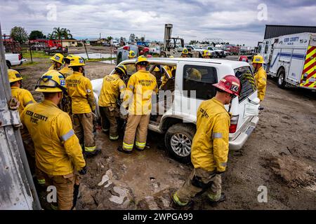 Bakersfield, Californie, États-Unis. 7 mars 2024. Le 7 mars 2024, les ressources du département des incendies du comté de Kern se réunissent au Golden Empire Towing yard à Bakersfield, Calif, pour pratiquer des techniques de sauvetage avec des outils de sauvetage hydrauliques tels que les « mâchoires de vie ». Le KCFD effectue régulièrement ces opérations sur des véhicules donnés afin de maintenir les compétences de leurs travailleurs d'urgence affinées. (Crédit image : © Jake Lee Green/ZUMA Press Wire) USAGE ÉDITORIAL SEULEMENT! Non destiné à UN USAGE commercial ! Banque D'Images