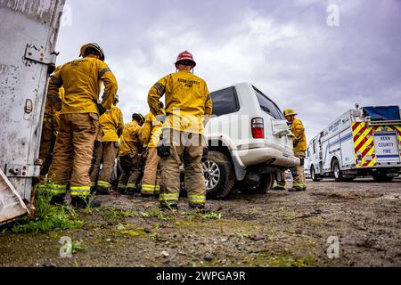 Bakersfield, Californie, États-Unis. 7 mars 2024. Le 7 mars 2024, les ressources du département des incendies du comté de Kern se réunissent au Golden Empire Towing yard à Bakersfield, Calif, pour pratiquer des techniques de sauvetage avec des outils de sauvetage hydrauliques tels que les « mâchoires de vie ». Le KCFD effectue régulièrement ces opérations sur des véhicules donnés afin de maintenir les compétences de leurs travailleurs d'urgence affinées. (Crédit image : © Jake Lee Green/ZUMA Press Wire) USAGE ÉDITORIAL SEULEMENT! Non destiné à UN USAGE commercial ! Banque D'Images