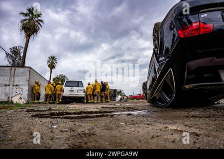 Bakersfield, Californie, États-Unis. 7 mars 2024. Le 7 mars 2024, les ressources du département des incendies du comté de Kern se réunissent au Golden Empire Towing yard à Bakersfield, Calif, pour pratiquer des techniques de sauvetage avec des outils de sauvetage hydrauliques tels que les « mâchoires de vie ». Le KCFD effectue régulièrement ces opérations sur des véhicules donnés afin de maintenir les compétences de leurs travailleurs d'urgence affinées. (Crédit image : © Jake Lee Green/ZUMA Press Wire) USAGE ÉDITORIAL SEULEMENT! Non destiné à UN USAGE commercial ! Banque D'Images