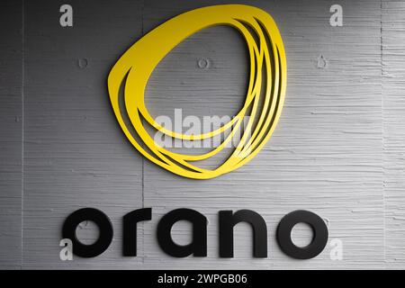 La Hague, France. 07 mars 2024. Logo Orano lors de la visite d'Orano la Hague, une usine de retraitement de combustible nucléaire, à la Hague, dans le nord-ouest de la France, le 7 mars 2024. Photo de Raphael Lafargue/ABACAPRESS.COM crédit : Abaca Press/Alamy Live News Banque D'Images