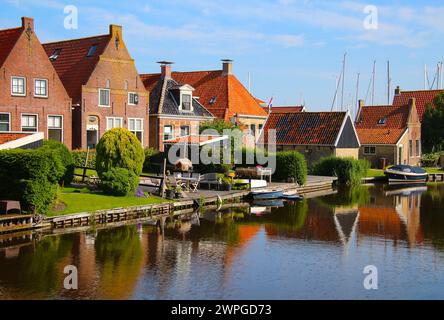 Architecture à pignon de maisons résidentielles hollandaises typiques le long du canal (Hindeloopen, pays-Bas) Banque D'Images