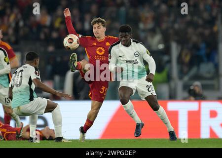 Roma, Italie. 07 mars 2024. Tommaso Baldanzi (AS Roma) se bat pour le ballon avec Carlos Baleba (Brighton) lors du match de football de l'UEFA Europe League entre la première manche de la manche des 16 entre Roma et Brighton FC au stade olympique de Rome, Italie - jeudi 7 mars 2024 - Sport Soccer ( photo de Alfredo Falcone/LaPresse ) crédit : LaPresse/Alamy Live News Banque D'Images