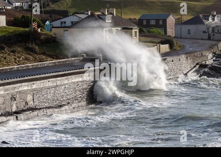 Grosses vagues pendant la tempête Isha à Tragumna Beach, West Cork, Irlande. Banque D'Images