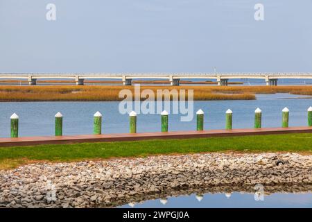 Pont vers l'île Chincoteague sur la rive est de la Virginie. Banque D'Images