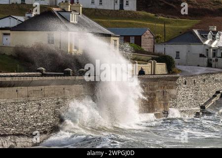 Grosses vagues pendant la tempête Isha à Tragumna Beach, West Cork, Irlande. Banque D'Images