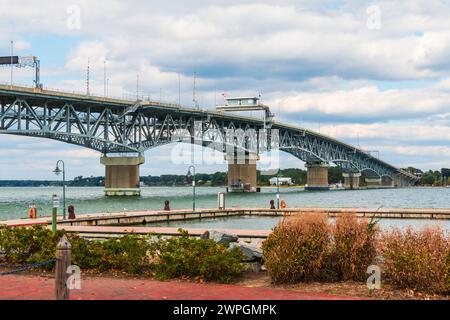 George P Coleman pont à double travée sur la rivière York à Yorktown, est le plus grand pont à double travée des États-Unis. Banque D'Images