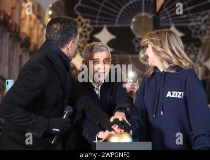 Londres, Royaume-Uni, 7 mars 2024. Le maire de Londres, Sadiq Khan, allume officiellement l'installation des lumières du Ramadan de cette année à Piccadilly Circus, dans le centre de Londres, pour célébrer le début prochain du Ramadan 2024. Avec plus de 30 000 ampoules durables, les lumières de cette année sont organisées par la Fondation Aziz. Crédit : Monica Wells/Alamy Live News Banque D'Images