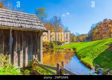 Granges et dépendances à Mabry Mill sur la Blue Ridge Parkway en Virginie. Banque D'Images