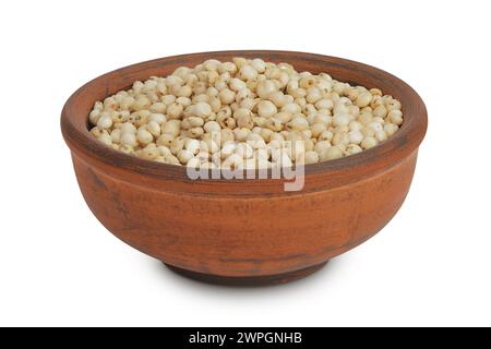 Graines de sorgho dans un bol en céramique isolé sur fond blanc avec pleine profondeur de champ. Banque D'Images