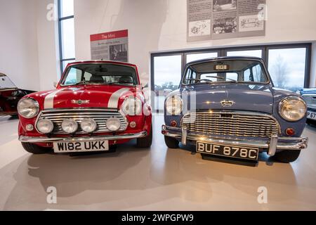 Sparkford.Somerset.United Kingdom.7 janvier 2024.Un Classic Mini Cooper Sport de 2000 et un Austin Super Mini Deluxe Saloon de 1965 sont exposés Banque D'Images