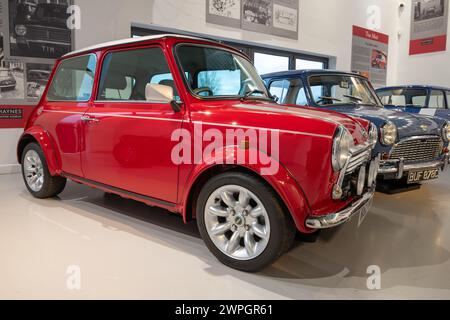 Sparkford.Somerset.United Kingdom.7 janvier 2024.Un Classic Mini Cooper Sport de 2000 et un Austin Super Mini Deluxe Saloon de 1965 sont exposés Banque D'Images