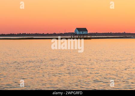 Coucher de soleil sur Chincoteague Bay sur la côte est de la Virginie Banque D'Images