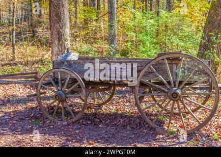 Chariot antique à l'historique Mabry Mill sur la Blue Ridge Parkway en Virginie. Banque D'Images