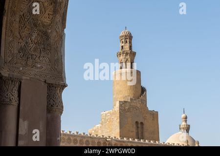 Minaret en spirale de la mosquée d'Ibn Tulun - l'une des plus anciennes mosquées d'Egypte Banque D'Images