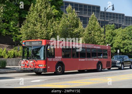 Pittsburgh, Pennsylvanie – 23 juillet 2023 : un bus de ville rouge Port Autority avec vélo sur Forbes Ave. à Pittsburgh, en Pennsylvanie. Banque D'Images