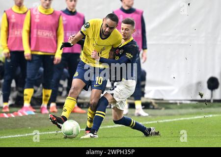 BRUXELLES - (de gauche à droite) Loic Lapoussin de Royale Union Saint-Gilloise, Sebastian Szymanski de Fenerbahce SK lors de la manche 16 de l'UEFA Europa League opposant R. Union Sint Gillis et Fenerbahce SK au stade Lotto Park le 7 mars 2024 à Bruxelles, Belgique. ANP | Hollandse Hoogte | GERRIT VAN COLOGNE Banque D'Images