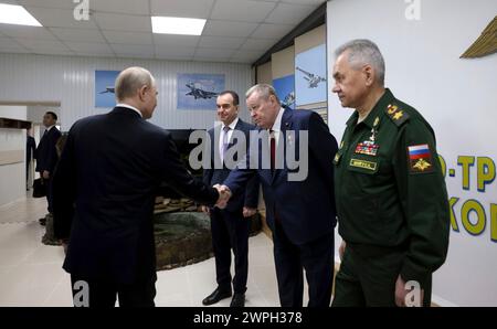 Krasnodar, Russie. 07 mars 2024. Le président russe Vladimir Poutine serre la main de l'envoyé plénipotentiaire présidentiel pour le District fédéral du Sud Vladimir Ustinov, au centre, en tant que ministre de la Défense Sergueï Shoigu, à droite, et le gouverneur du territoire de Krasnodar Veniamin Kondratyev, à gauche, regardez l'école de pilotes de l'aviation militaire supérieure Anatoly Serov Krasnodar, le 7 mars 2024 à Krasnodar, région de Krasnodar, Russie. Crédit : Mikhail Metzel/Kremlin Pool/Alamy Live News Banque D'Images